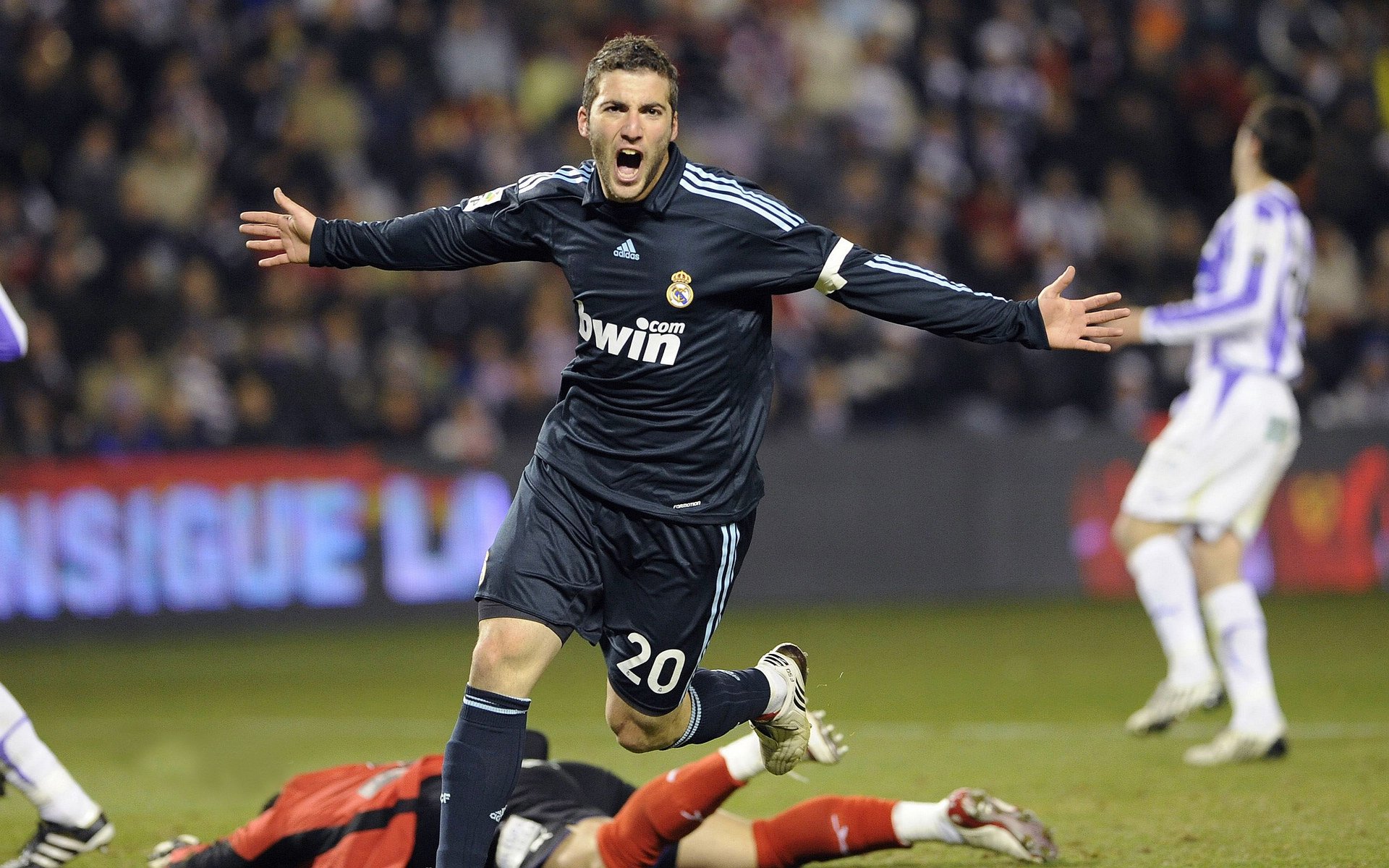 场面激烈：双方攻防对抗让比赛紧张刺激！，比赛双方的对抗十分激烈